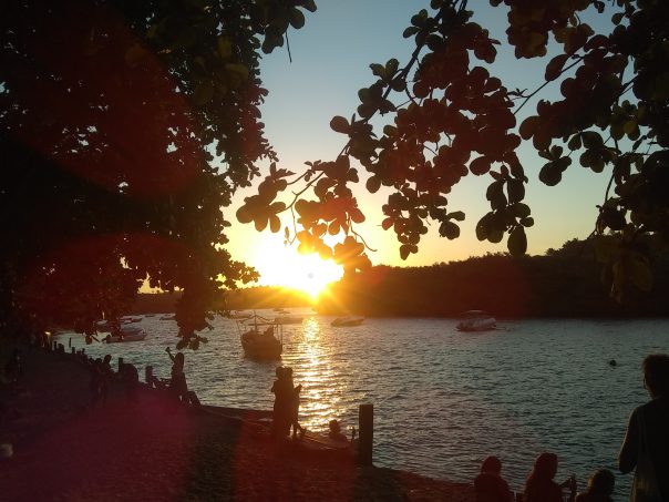 O pôr do sol no rio Caraíva, na Bahia.