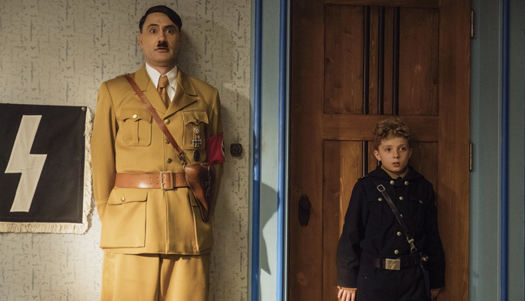 ‘Jojo Rabbit’, uma sátira anti-ódio: é fundamental conhecermos a história, e rirmos na cara dos&nbsp;lunáticos