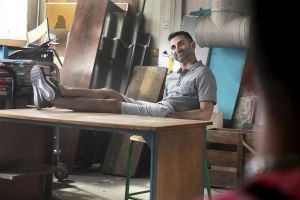 O diretor, roteirista e ator principal do filme, Kheiron, em cena de "Sementes Podres".