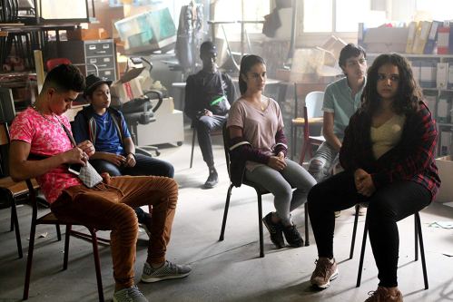 Cena do filme Sementes Podres, com alunos em sala de aula. Belo filme da Netflix