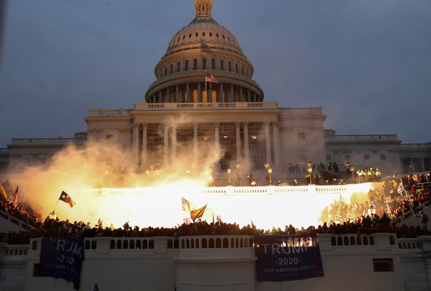 20 capas de jornais sobre o ataque à democracia nos Estados Unidos