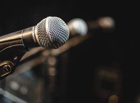 Vários microfones dispostos um ao lado do outro.