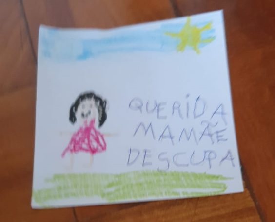 Desenho e mensagem escrita por criança de 6 anos para a mãe: "Querida Mamãe Desculpa"