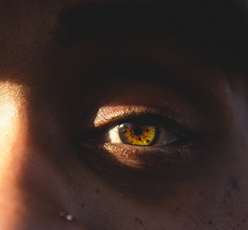 Foto mostra um olho cor de mel, bem próximo. Quase não dá para enxergar o nariz ou outra parte do rosto moreno. A expressão do olho é serena, parece mesmo uma "janela pra alma"