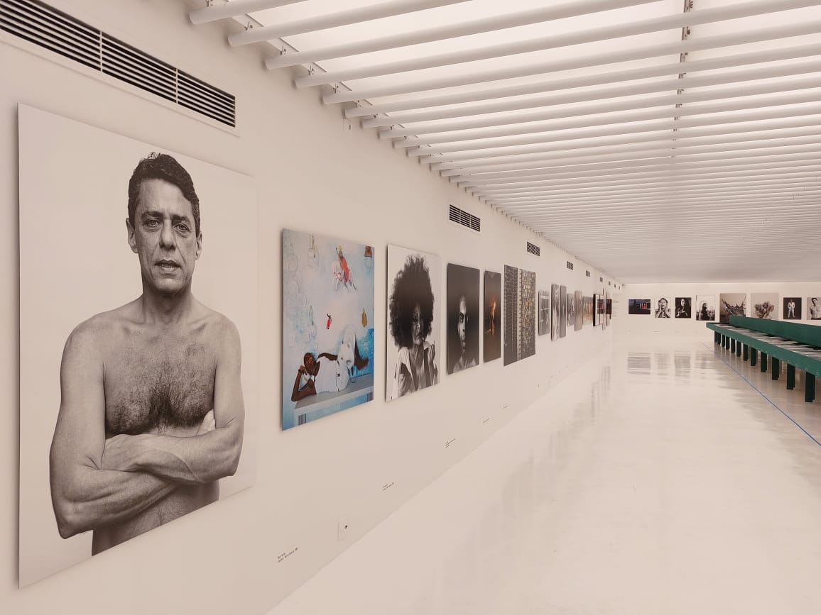 Visão geral da exposição do fotógrafo Bob Wolfenson em BH, com retrato de Chico Buarque em primeiro plano