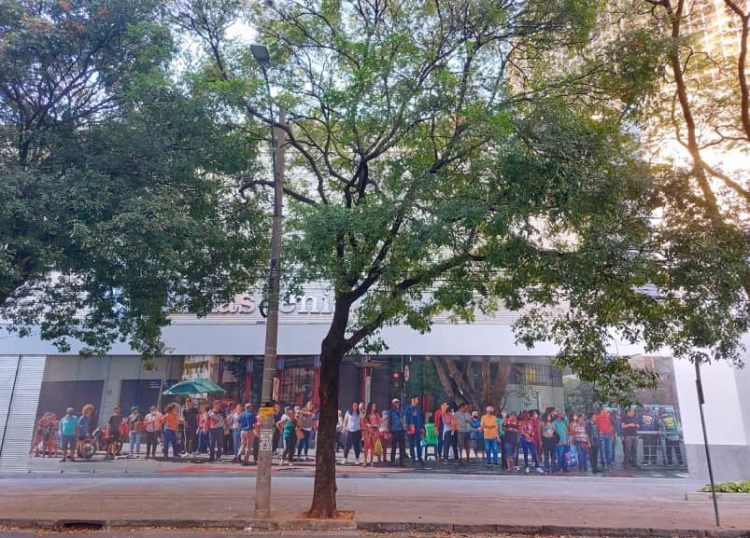 Painel com foto feita por Bob Wolfenson na Praça Sete, centro de Belo Horizonte, para a série "Nósoutros" mostra multidão.
