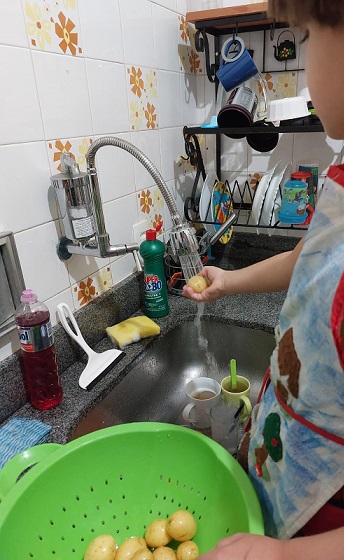 Luiz lavou as batatinhas.