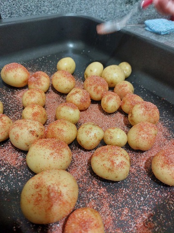Batatas-bolinha salpicadas de sal rosa e páprica. Foto: CMC