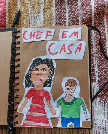 Caderno onde está escrito CHEF EM CASA e tem desenho de uma mulher e uma criança, de mãos dadas.