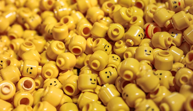Pecinhas de Lego idênticas, remetendo a pessoas que são todas iguais, pensamentos iguais, linha de produção etc.