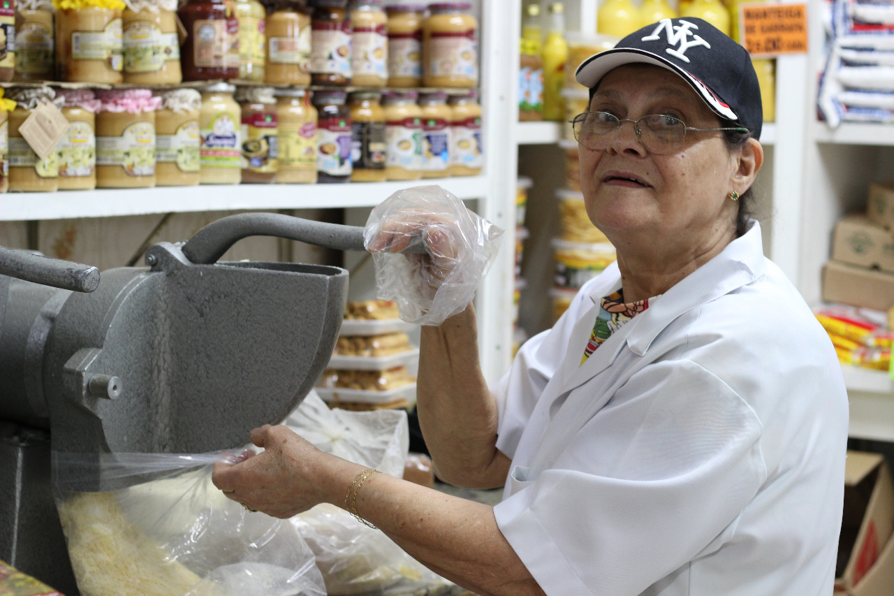 Dona Zelinha é atenciosa com os clientes e vende melhores queijos e doces do Mercado Central de BH. Foto: Beto Trajano.