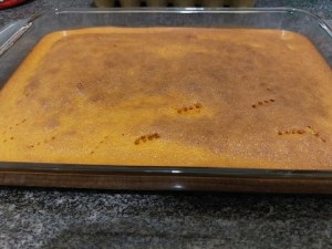 Bolo de cenoura recém-saído do forno.