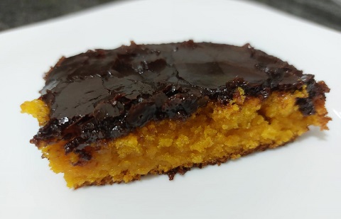 Receitas para fazer com crianças: bolo de cenoura com calda de chocolate