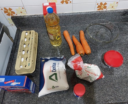 Ovos, farinha, cenoura, açúcar, óleo: ingredientes para fazer bolo de cenoura