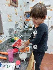 Luiz participou de todas as etapas para fazer o bolo de cenoura, só não mexeu com o forno quente.