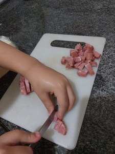 Luiz picou toda a calabresa.