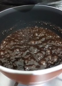 Calda de chocolate fervendo na panela.