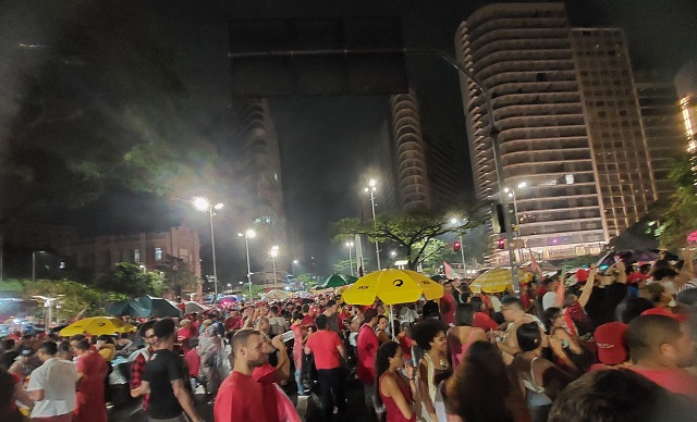 Multidão celebra a vitória de Lula nas eleições 2022, na Praça Sete, centro de BH.