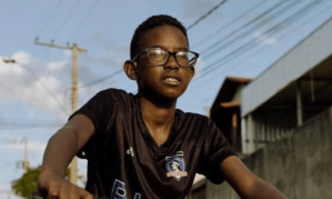 Deivinho, o caçula da família Martins, em cena importante do filme 'Marte Um', do cineasta Gabriel Martins. Foto: Divulgação