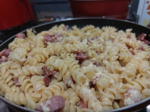 Macarrão à carbonara prontinho.