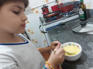 Luiz mexeu os ovos até virarem uma massa homogênea.