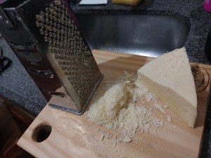 Queijo parmesão ralado.