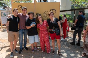 Reencontro de quatro atores que participaram do filme Menino Maluquinho: Carol (Carolina Galvão), Julieta (Cristina Castro), Toquinho (Bernardo Cunha) e Quincas (Gustavo Toledo), na rua Congonhas, cenário do filme, em 12 de outubro de 2022, 28 anos após as gravações. Foto: Vitor Maciel / Made in Minas Gerais
