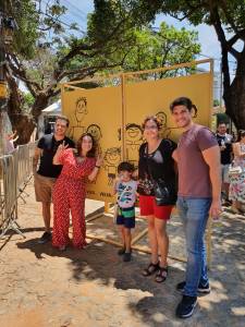 Reencontro de quatro atores que participaram do filme Menino Maluquinho: Carol (Carolina Galvão), Julieta (Cristina Castro), Toquinho (Bernardo Cunha) e Quincas (Gustavo Toledo), na rua Congonhas, cenário do filme, em 12 de outubro de 2022, 28 anos após as gravações. Fotos: Blog da Kikacastro