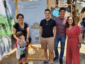 Reencontro de quatro atores que participaram do filme Menino Maluquinho: Carol (Carolina Galvão), Julieta (Cristina Castro), Toquinho (Bernardo Cunha) e Quincas (Gustavo Toledo), na rua Congonhas, cenário do filme, em 12 de outubro de 2022, 28 anos após as gravações. Fotos: Blog da Kikacastro