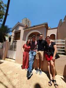 Reencontro de quatro atores que participaram do filme Menino Maluquinho: Carol (Carolina Galvão), Julieta (Cristina Castro), Toquinho (Bernardo Cunha) e Quincas (Gustavo Toledo), na rua Congonhas, cenário do filme, em 12 de outubro de 2022, 28 anos após as gravações. Fotos: Blog da Kikacastro