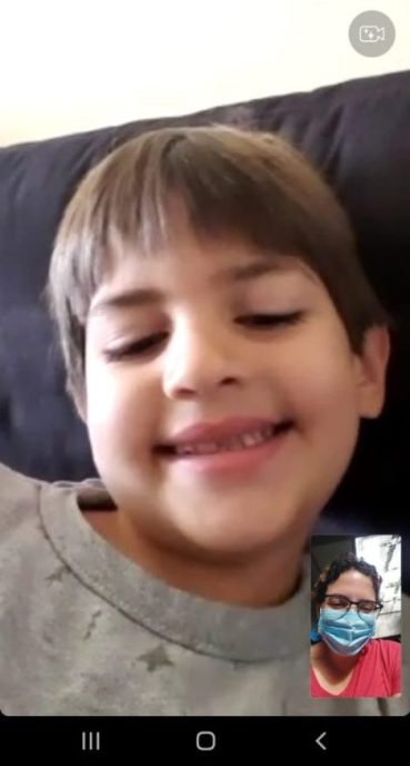 Nós dois conversando por chamada de vídeo durante a viagem, pouco antes de você começar a chorar...