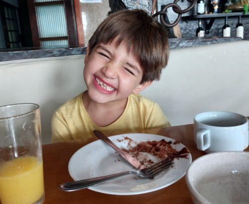 Luiz, aos quase 7 anos, em novembro de 2022, com seu sorriso completo :D