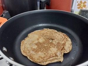 Panqueca de maçã na frigideira.