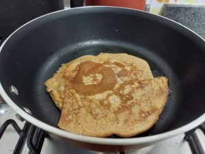 Panqueca de maçã na frigideira.