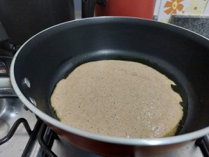 Massa de panqueca de maçã parece um mingau, bem mole. Aos poucos vai firmando para virar para o outro lado.