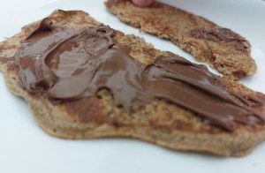 Panqueca de maçã servida com Nutella por cima.