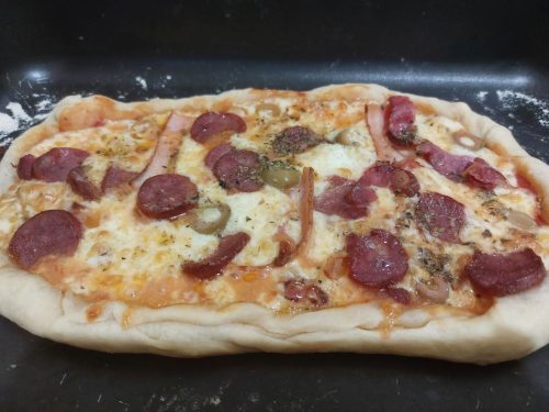 Pizza de calabresa com bacon já prontinha, após 30 minutos no forno.