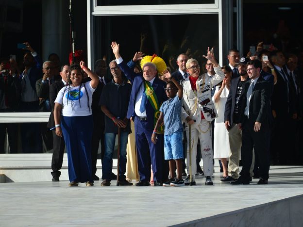 Lula ao lado de representantes populares que subiram a rampa com ele e lhe entregaram a faixa presidencial, durante a cerimônia de posse, em Brasília, em 1/1/2023. Foto: Marcelo Camargo/Agência Brasil