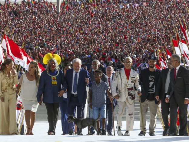 Lula subiu a rampa do Palácio do Planalto diante de uma multidão de eleitores, em Brasília, e ao lado de representantes do povo, como uma criança, um professor, uma cozinheira, um metalúrgico, um cacique, uma catadora e um homem com paralisia cerebral. Foi deles que o presidente recebeu sua faixa presidencial para o terceiro mandato. Foto: Tânia Rego/Agência Brasil