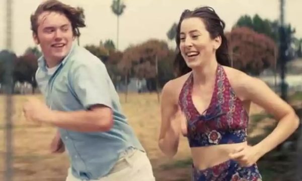 Alana e Gary, os protagonistas do filme Licorice Pizza.