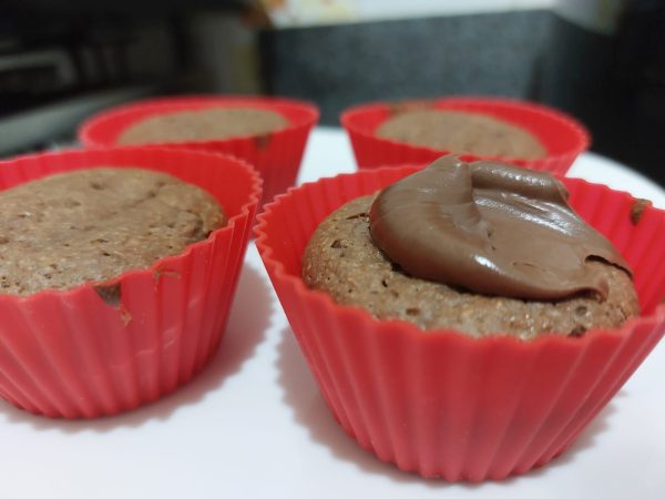 Muffin saudável de chocolate, com Nutella em cima.