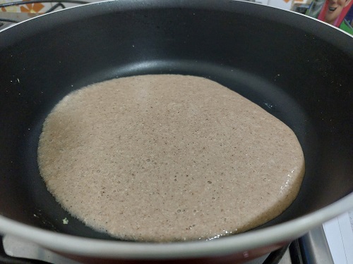 Massa da panqueca de banana na frigideira.