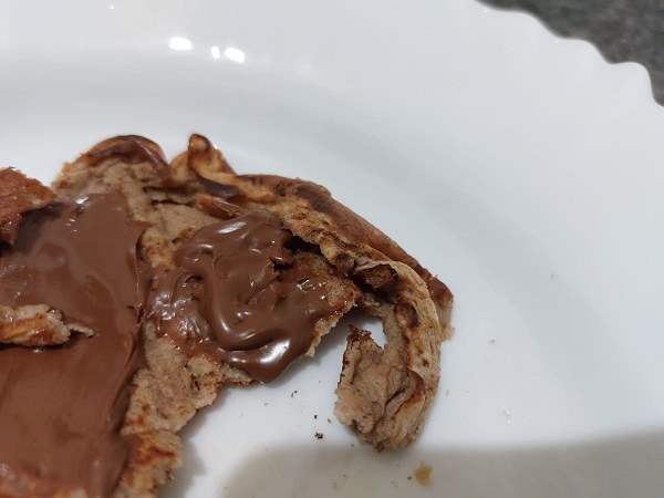 Panqueca de banana com Nutella por cima.