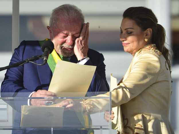 O presidente Luiz Inácio Lula da Silva durante cerimônia de posse, no Palácio do Planalto, em 1/1/2023, ao lado de sua esposa, Janja. Ele chorou no discurso ao povo, após receber a faixa presidencial. Foto: Marcelo Camargo/Agência Brasil