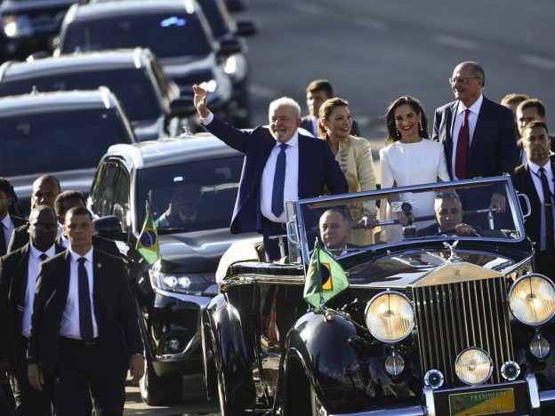 Lula faz desfile em carro aberto, no no Rolls-Royce presidencial, durante cerimônia de posse em 1/1/2023, ao lado de Janja, Alckmin e Lu. Foto: Marcelo Camargo/Agência Brasil
