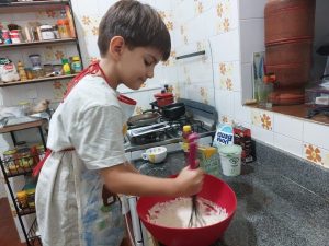 Luiz misturou ingredientes para fazer o muffin saudável de chocolate.