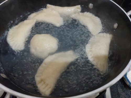 Pasteizinhos em panela com água fervida.