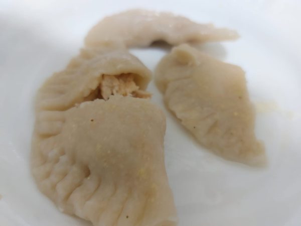 Pasteizinhos cozidos (também chamados de guioza, dumplings e bao) recheados de frango.