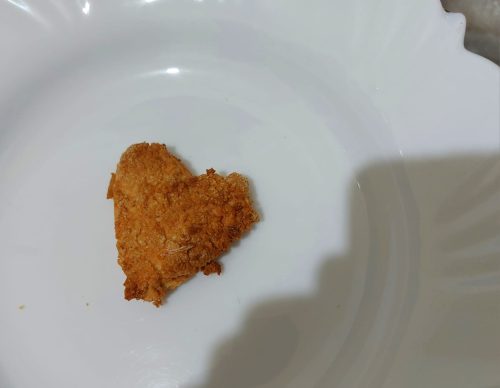 Nugget caseiro em forma de coração.