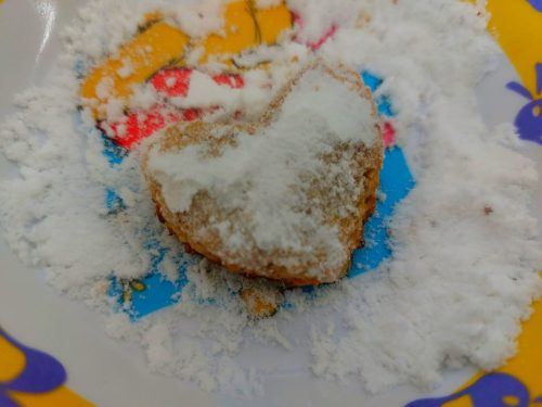 Passamos açúcar de confeiteiro em alguns biscoitos.